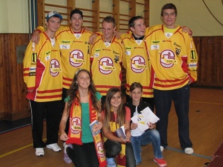 Hokejisti Dukly potešili žiakov 9.ZŠ úsmevmi aj vstupenkami